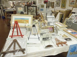 �X���̃f�B�X�v���C�X�^���h(�C�[�[��)�̗l�q